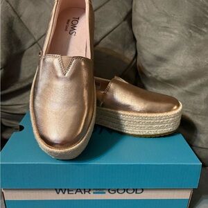 TOMS Women's Shiny Gold Platform Espadrilles
